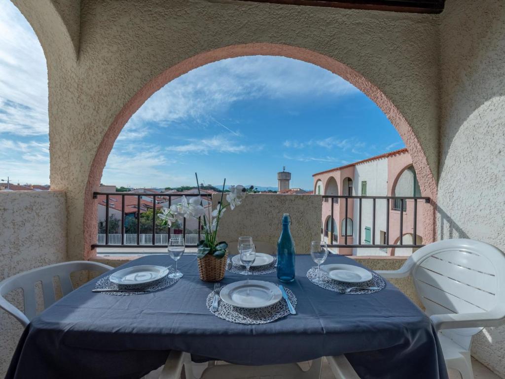 une table avec un chiffon bleu sur un balcon dans l'établissement Apartment Les Patios du Barcarès-1 by Interhome, au Barcarès