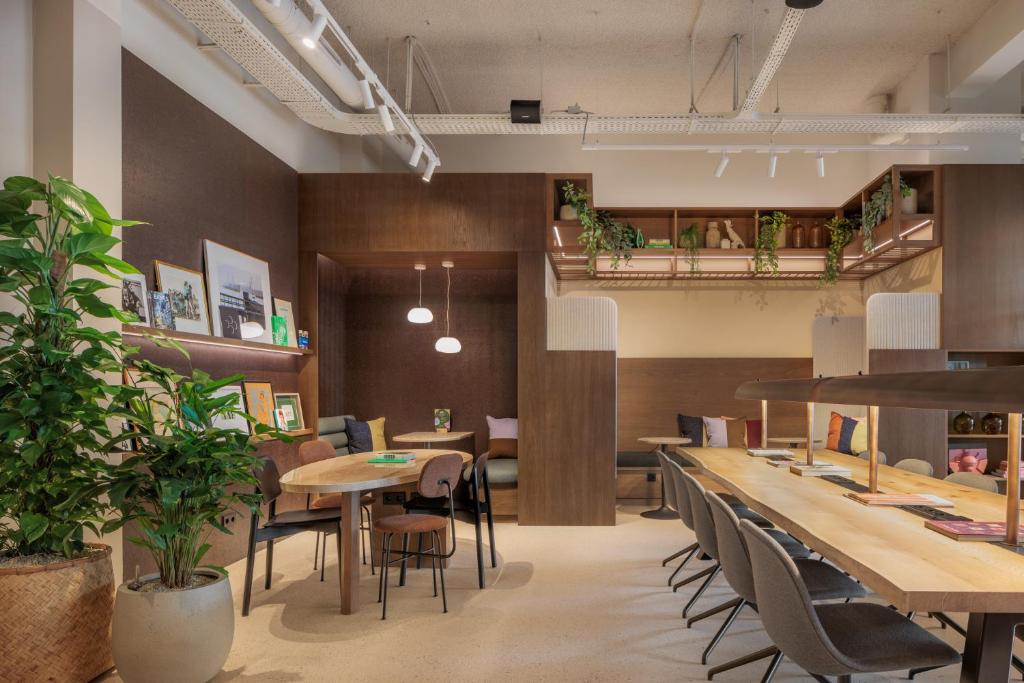 Un restaurante u otro lugar para comer en Pods by The Usual Rotterdam