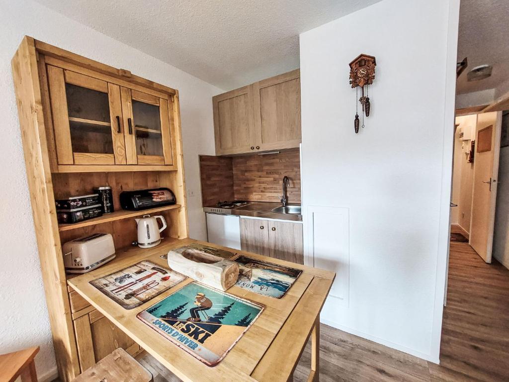 - une cuisine avec une table en bois dans une chambre dans l'établissement Studio Asters 323 Bâtiment A1 by Interhome, aux Menuires