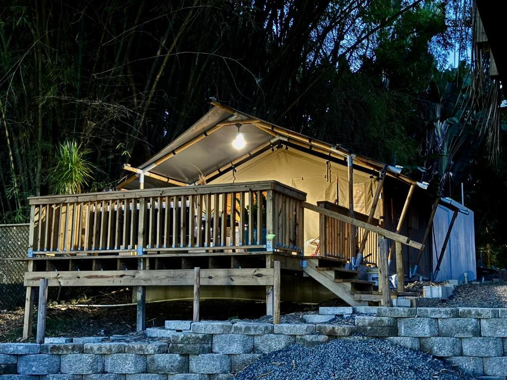 a house with a porch with a light on it at Jardin al Bosque-Glamping in San Juan