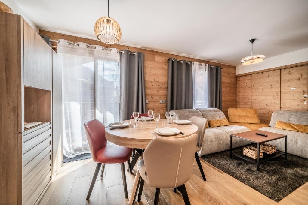 un salon avec une table et un canapé dans l'établissement Echo du Pleney B202 : T3 cabine neuf à 100m des remontées, à Morzine