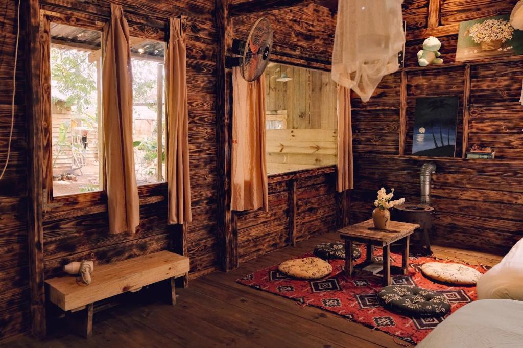 Giường trong phòng chung tại La Maison Homestay Măng Đen