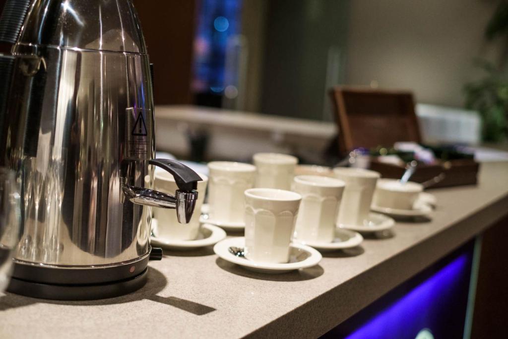 Příslušenství pro přípravu čaje a kávy v ubytování Grand Hotel Viljandi