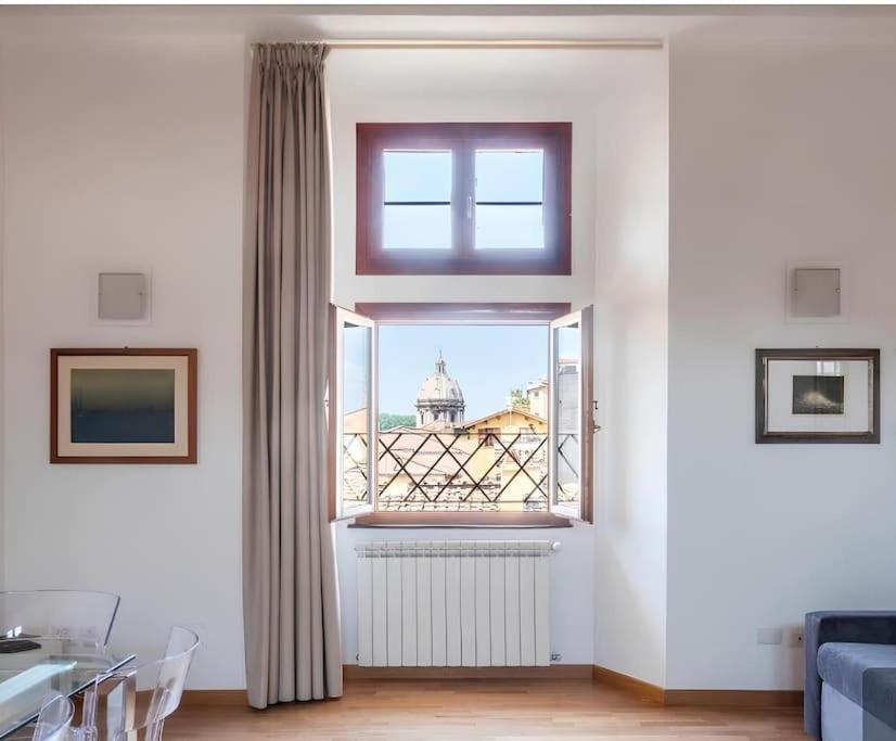 un soggiorno con finestra affacciata su un edificio di Live Roma - Exclusive Penthouses a Roma