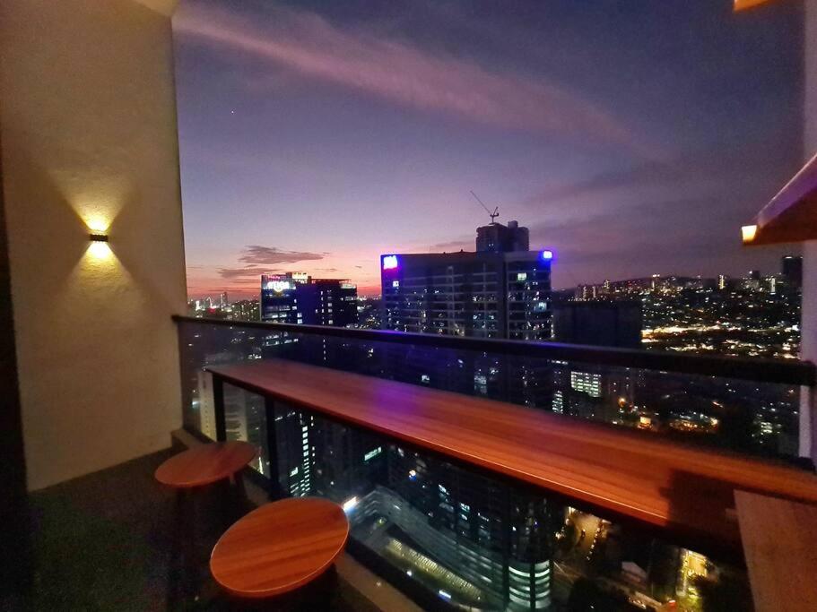 吉隆坡SkyView Studio, EST Bangsar, High View for 2的阳台,晚上可欣赏到城市景观