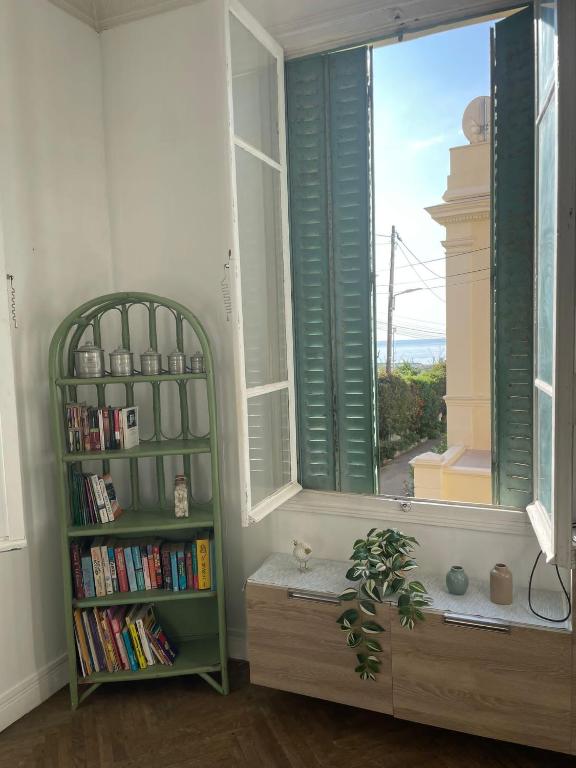 une chambre avec une étagère et une fenêtre dans l'établissement Villa Claudia Nice port, à Nice