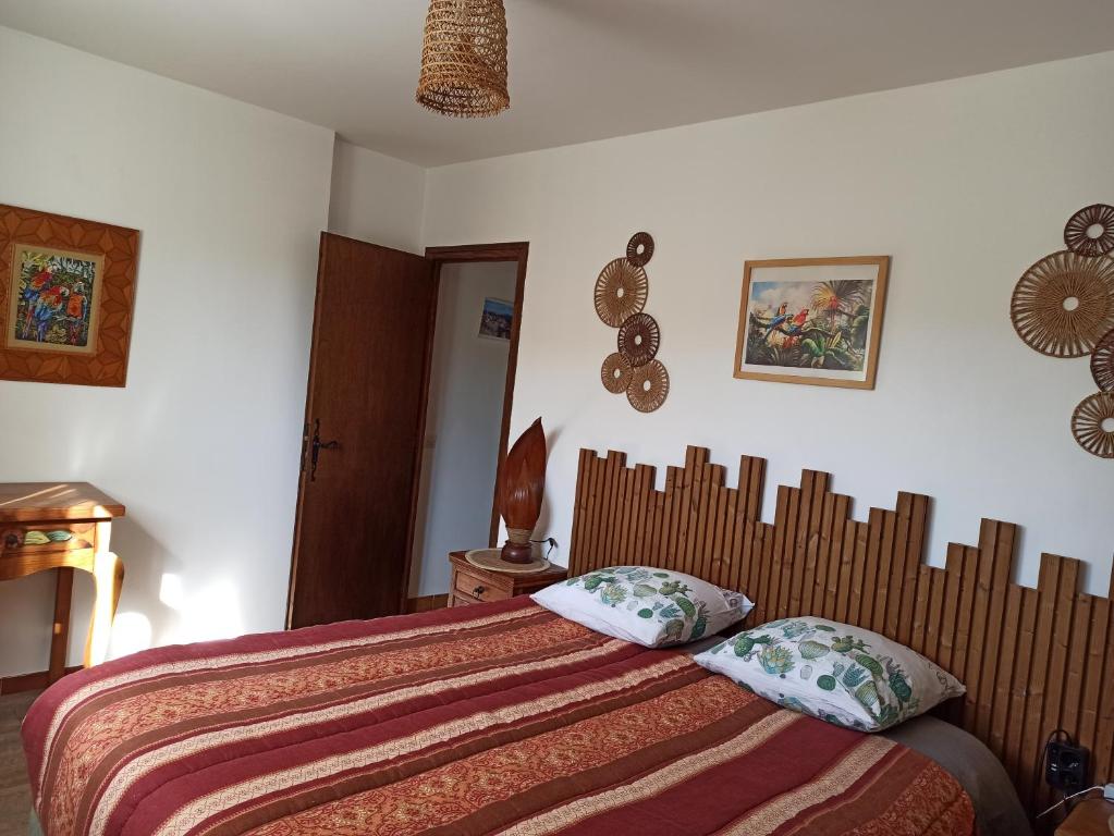 Łóżko lub łóżka w pokoju w obiekcie Gîte la côte des bleuets de Retourtour
