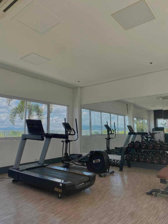 Fitness centrum a/nebo fitness zařízení v ubytování Mesaverte Residences Condominium