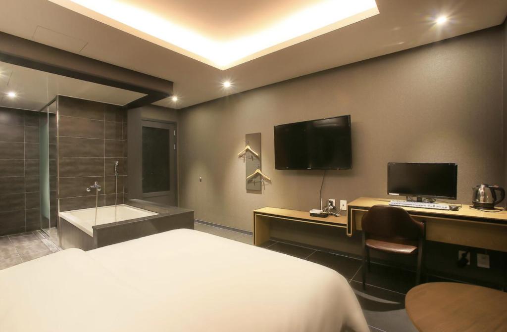 Postel nebo postele na pokoji v ubytování Zenith Hotel Bupyeong