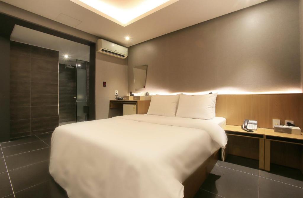 Postel nebo postele na pokoji v ubytování Zenith Hotel Bupyeong