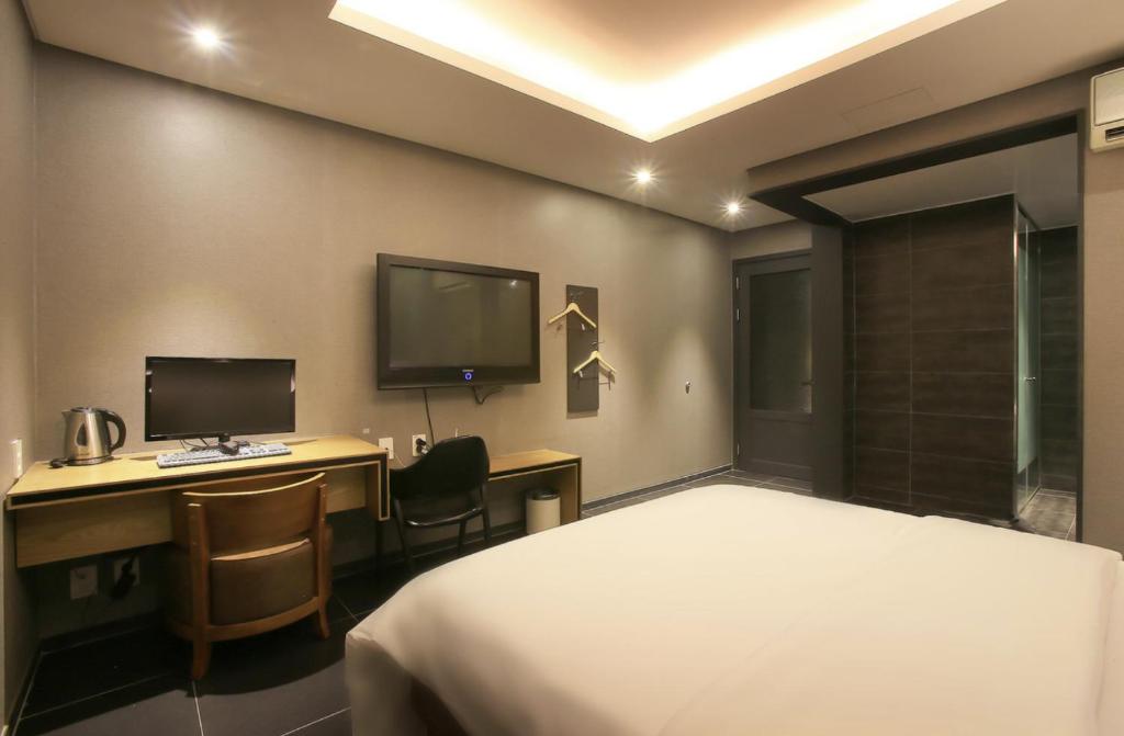 TV a/nebo společenská místnost v ubytování Zenith Hotel Bupyeong