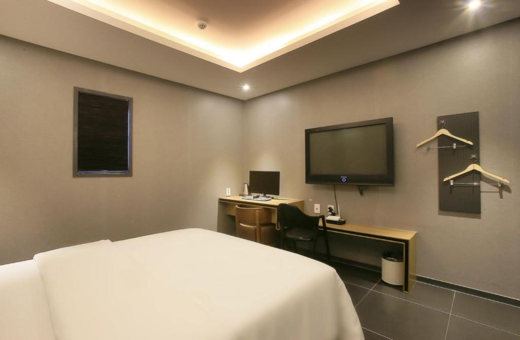TV a/nebo společenská místnost v ubytování Zenith Hotel Bupyeong