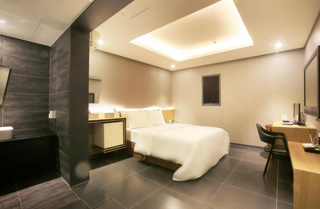 Postel nebo postele na pokoji v ubytování Zenith Hotel Bupyeong