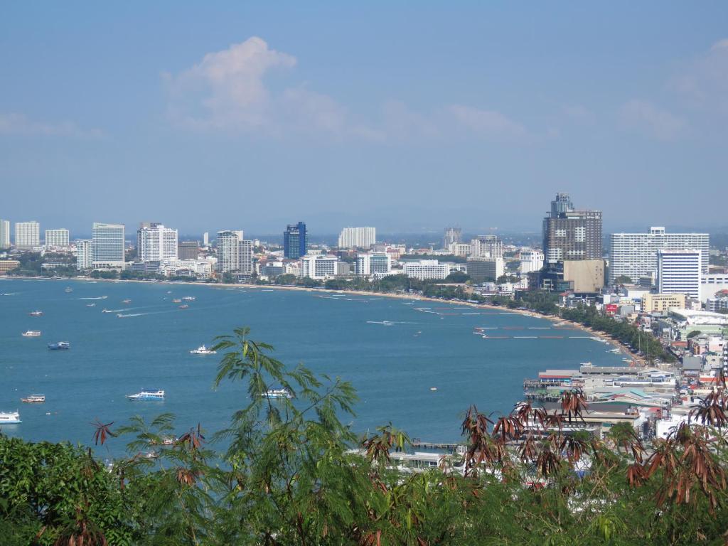 BUTTERFLY GARDEN BOUTIQUE RESIDENCE by Luxury View EX LG Apts and Villas, A Lifestyle Destination 1 to 3 bedroom units 110 to 190 sqmtr, 2 FULL Bathrooms, Rain shower, Complete kitchen, FREE Fast Fiber WIFI, 55\ - Resim 1