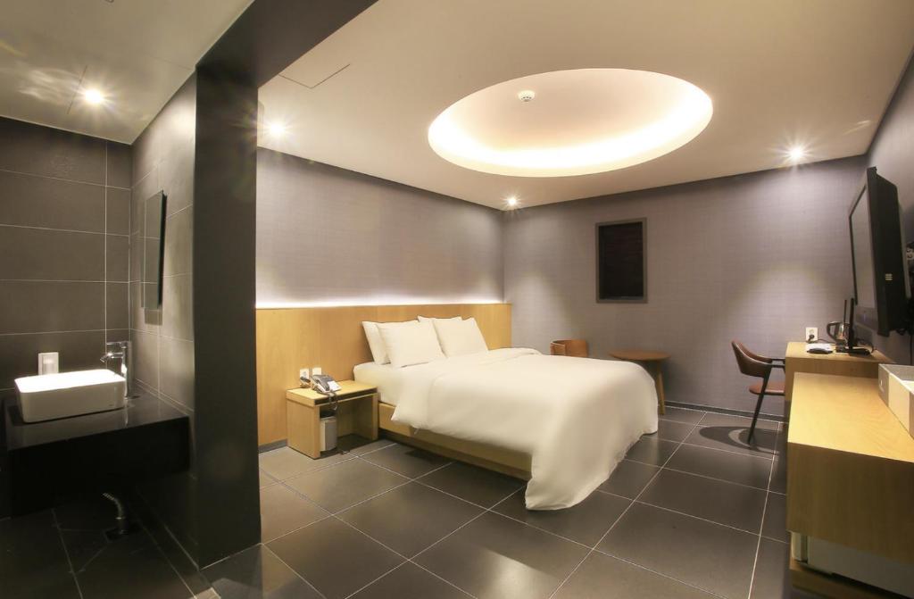 Postel nebo postele na pokoji v ubytování Zenith Hotel Bupyeong