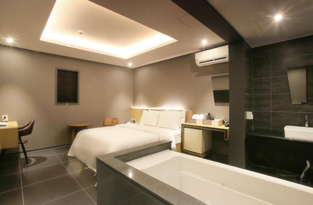 Postel nebo postele na pokoji v ubytování Zenith Hotel Bupyeong