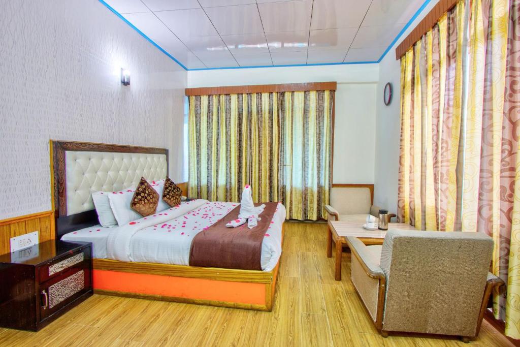 Postel nebo postele na pokoji v ubytování HOTEL ROyAL THE MALL MANALI