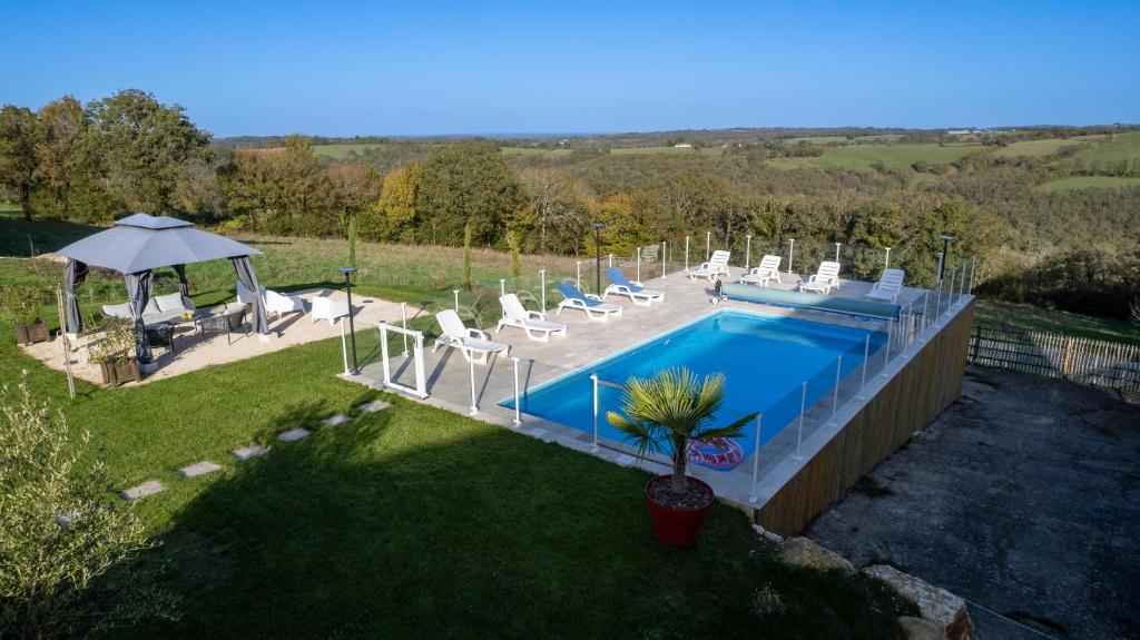 Bazén v ubytování Grange avec vue, proche de Sarlat, calme et dépaysement au coeur du Lot nebo v jeho okolí