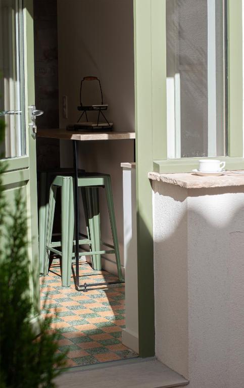 une chambre avec une table et une chaise à un étage dans l'établissement Belle maison de village du sud, à Aramon