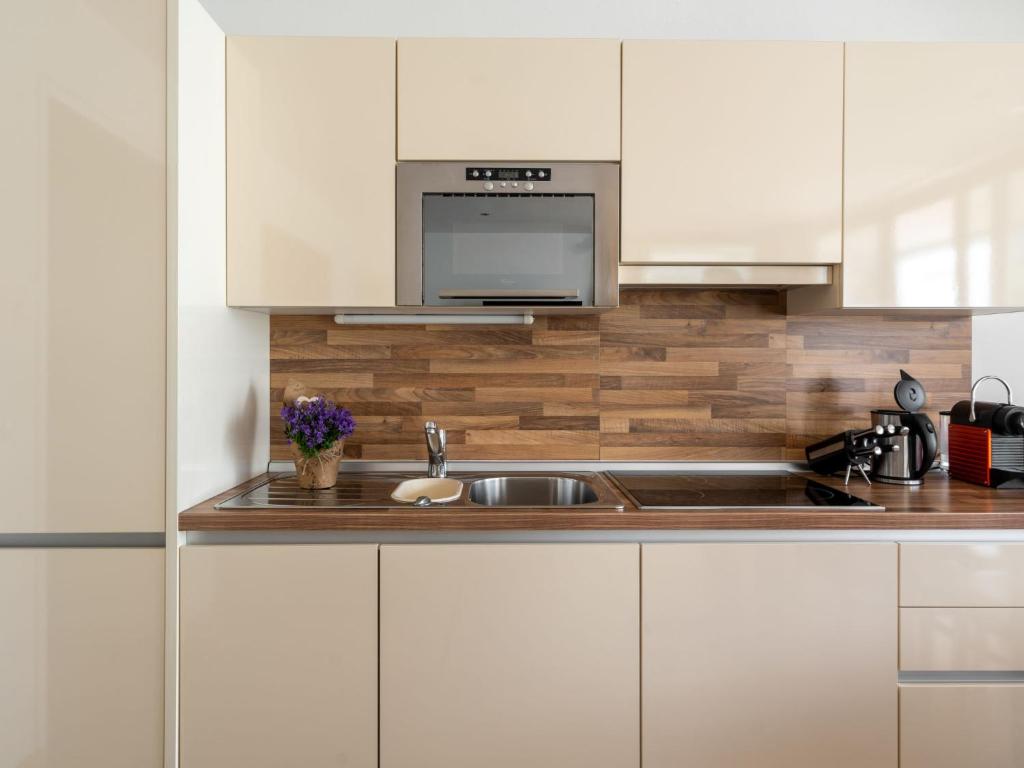 Kuchyňa alebo kuchynka v ubytovaní Apartment Emma-4 by Interhome