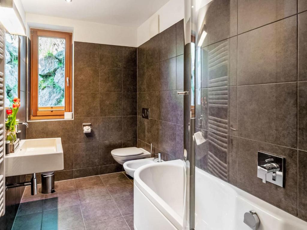 Kúpeľňa v ubytovaní Apartment Emma-4 by Interhome