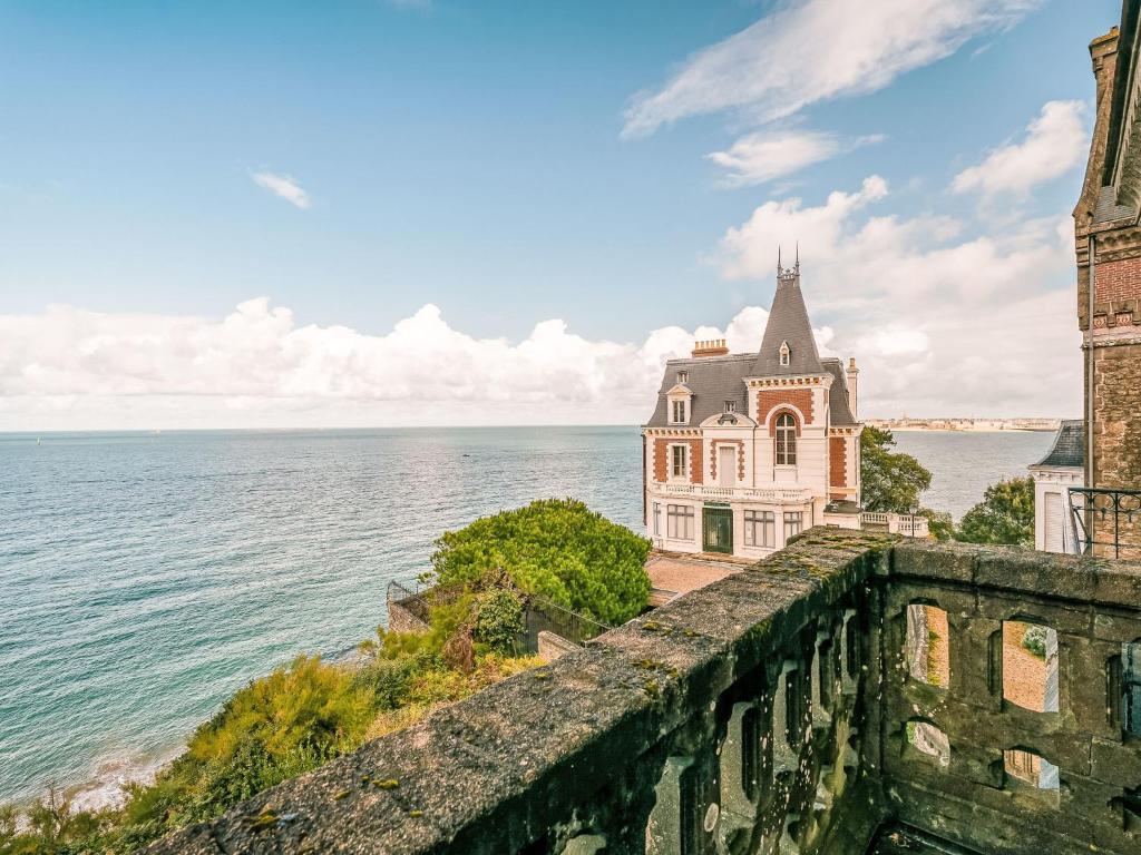 - un vieux château au bord de l'océan dans l'établissement Apartment Villa Velox by Interhome, à Dinard