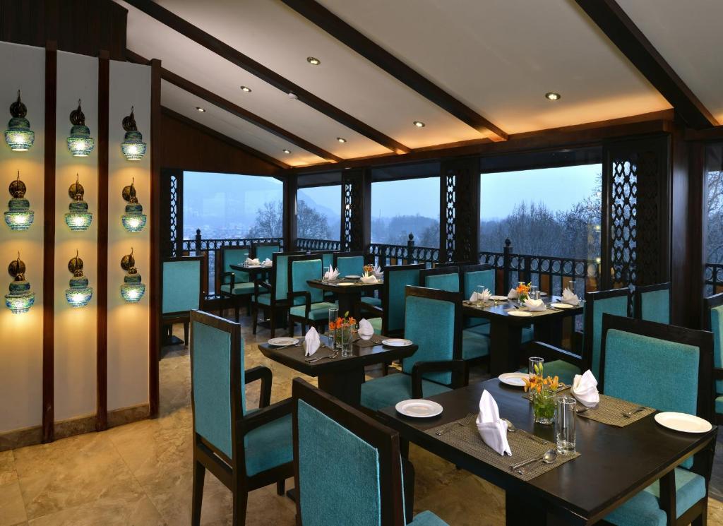 Restaurace v ubytování Golden Tulip Srinagar