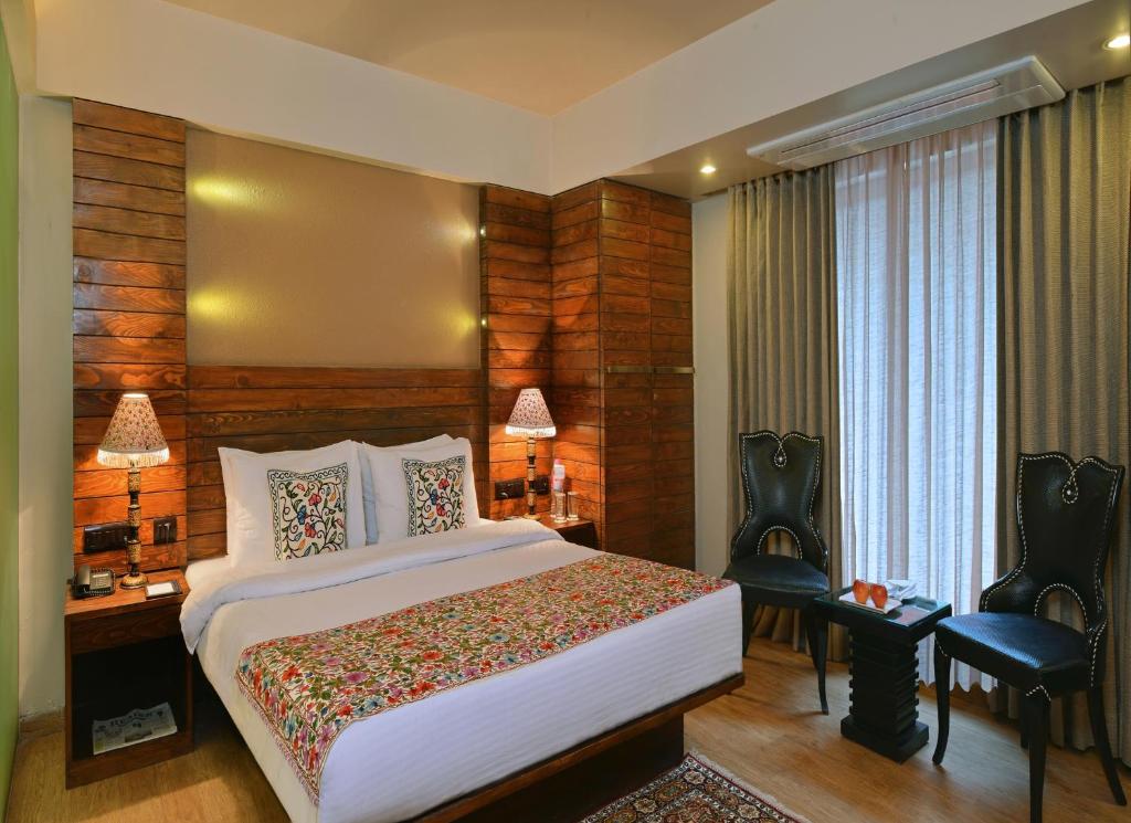 Postel nebo postele na pokoji v ubytování Golden Tulip Srinagar
