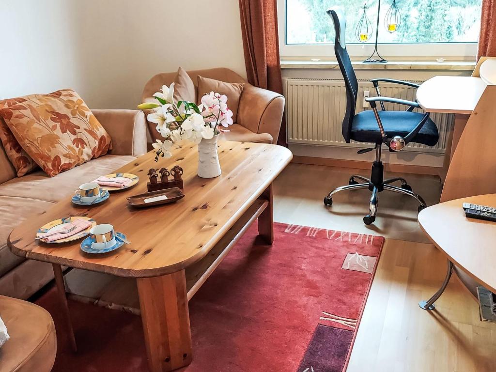クラウスタール・ツェラーフェルトにあるApartment Harzsonne by Interhomeのコーヒーテーブルとソファのあるリビングルーム