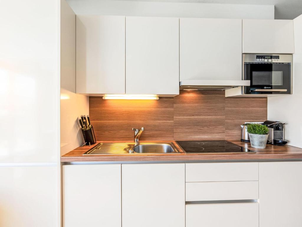 Kuchyňa alebo kuchynka v ubytovaní Apartment Emma-9 by Interhome