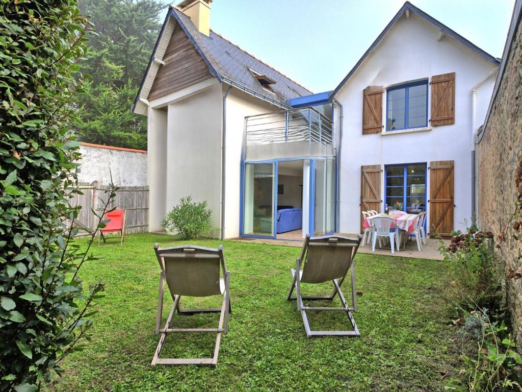 2 chaises assises dans la cour d'une maison dans l'établissement Holiday Home Charme de la pointe de Penchâteau by Interhome, au Pouliguen