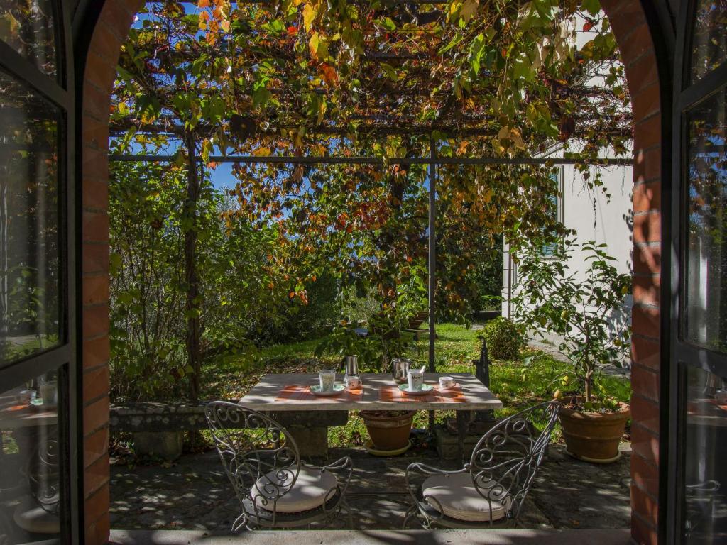 Κήπος έξω από το Apartment Corsonna by Interhome