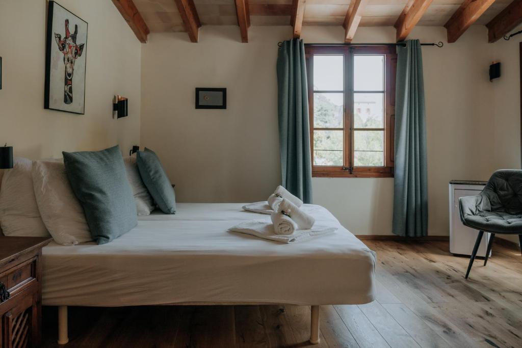 Postel nebo postele na pokoji v ubytování Hotel Rural Nou Dalt Muntanya