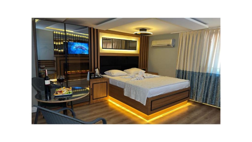 een slaapkamer met een bed en een glazen tafel bij Blueway Hotel Istanbul Bakırköy City Center in Istanbul