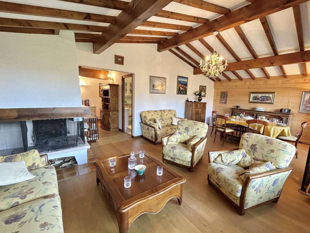 un grand salon avec des canapés et une table dans l'établissement Charmant 2 pièces, 4 couchages, Megève - À 400m des remontées mécaniques, balcon et parking inclus - FR-1-597-169, à Megève