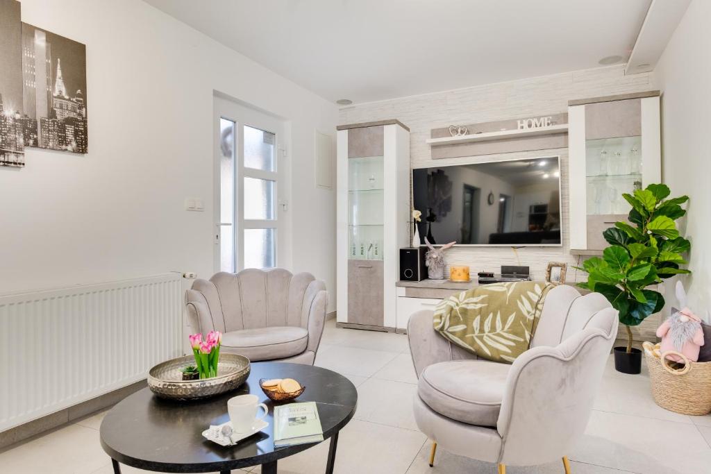 Televízia a/alebo spoločenská miestnosť v ubytovaní Relax house MAROKIS