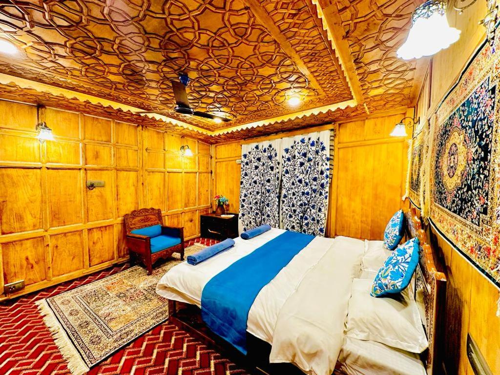 シュリーナガルにあるNew Zealand Group Of Houseboatsの木製の天井が特徴のベッドルーム1室(ベッド1台付)