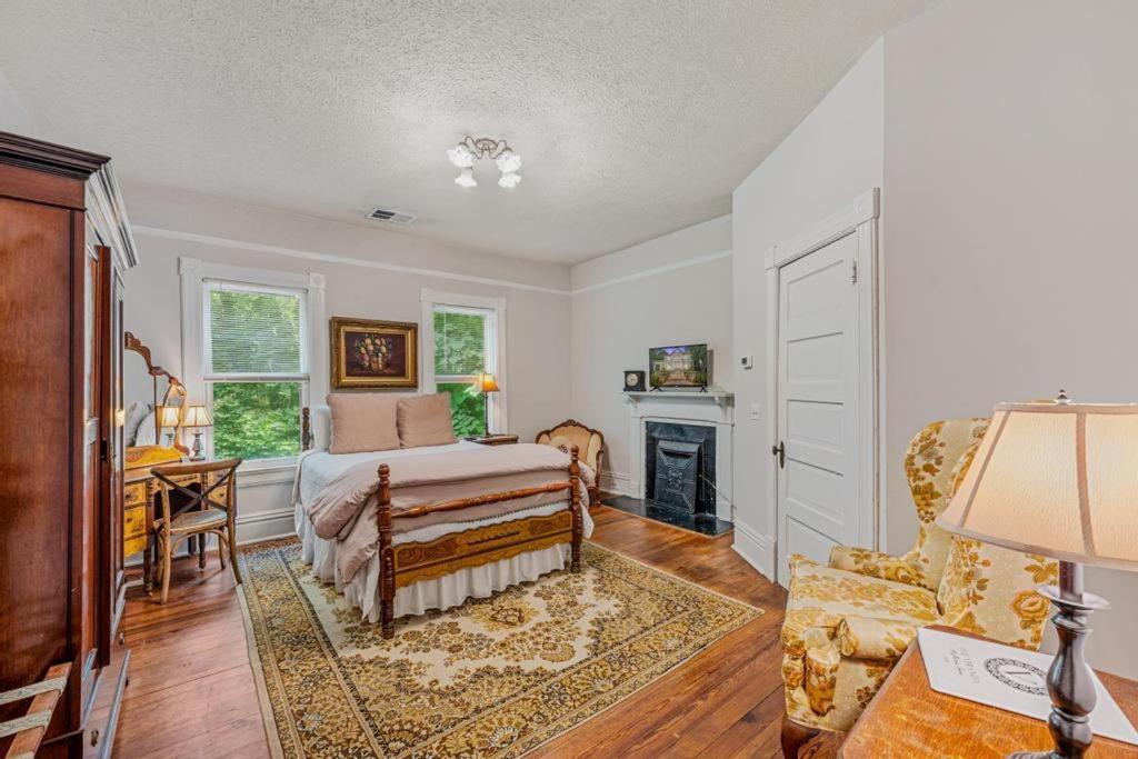 Veranda Historic Inn - Standard Queen Room