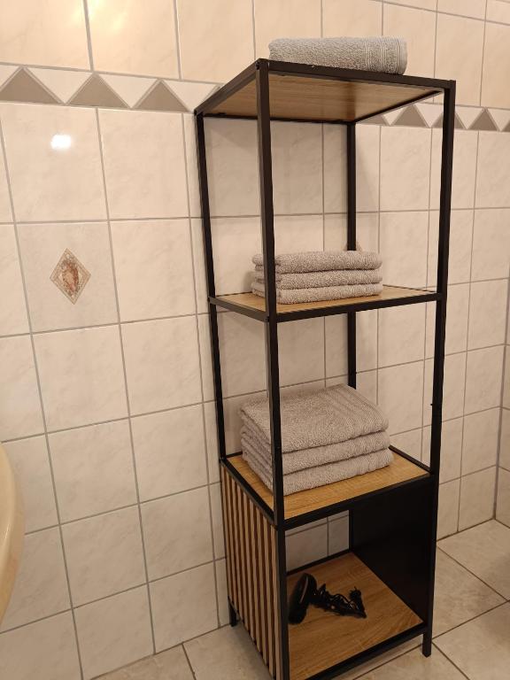 un portasciugamani in legno con asciugamani in bagno di Ella Ferienwohnung ad Arnoldstein
