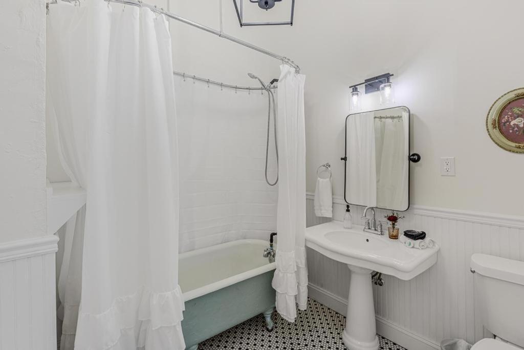 Veranda Historic Inn - Queen Room