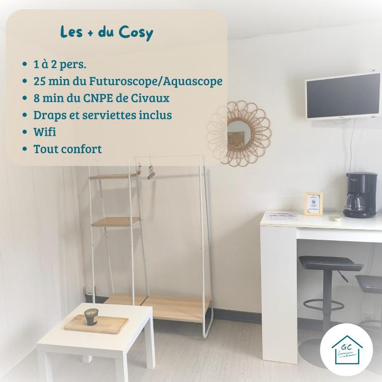 une pièce avec un bureau, une chaise et une table dans l'établissement LE COSY T1 - 18 m2, à Lhommaizé