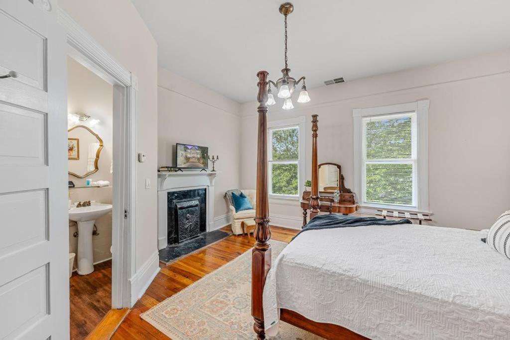 Veranda Historic Inn - Queen Room