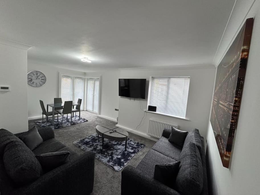 Μια τηλεόραση ή/και κέντρο ψυχαγωγίας στο The Modern Balcony Apartment - 2 Bed 1 Bath Private Parking