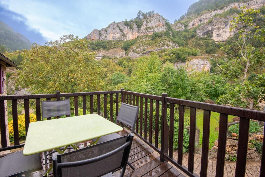 d'une table et de chaises sur un balcon avec vue sur la montagne. dans l'établissement Gîte Appartement 