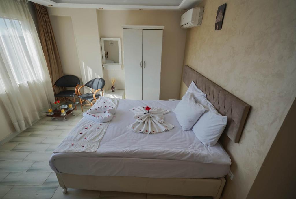 Postel nebo postele na pokoji v ubytování PYRAMIDS guest house