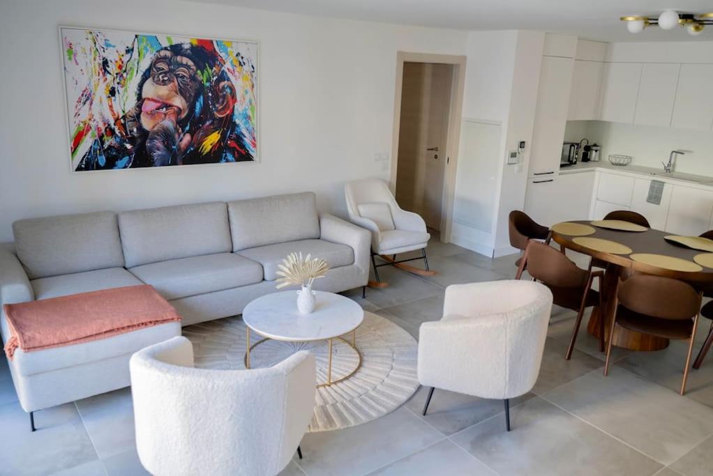 un salon avec un canapé et une table dans l'établissement Havre de Paix avec jardin - Cote Azur Ste Maxime, à Sainte-Maxime