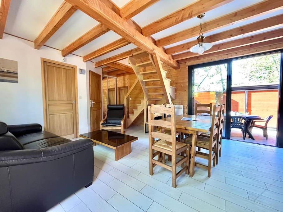 un salon avec une table et un canapé dans l'établissement Maisonnette climatisée proche de la Dune, à La Teste-de-Buch
