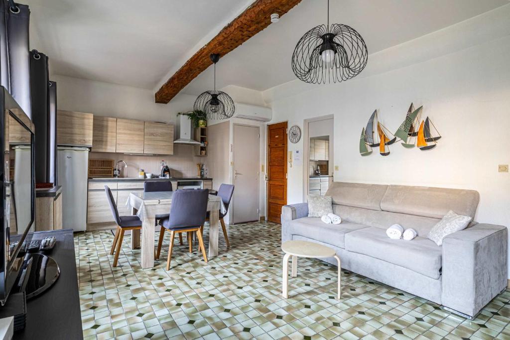 un salon avec un canapé et une table dans l'établissement LE FORVILLE lumineux en plein centre, à deux pas du Palais, Croisette et plages, à Cannes