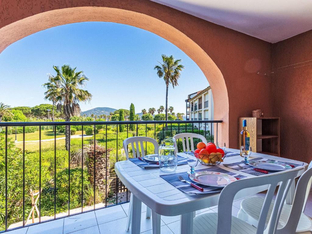 d'une table blanche avec des chaises sur un balcon avec vue. dans l'établissement Apartment Les Marines-16 by Interhome, à La Foux