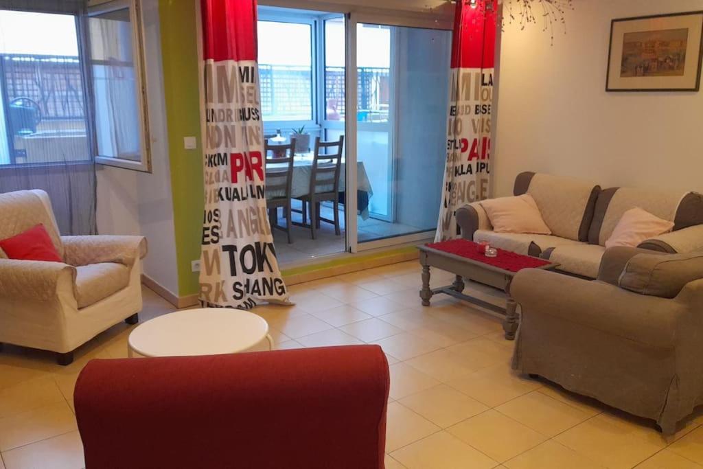un salon avec deux canapés et une table dans l'établissement Marseille centre loc, à Marseille